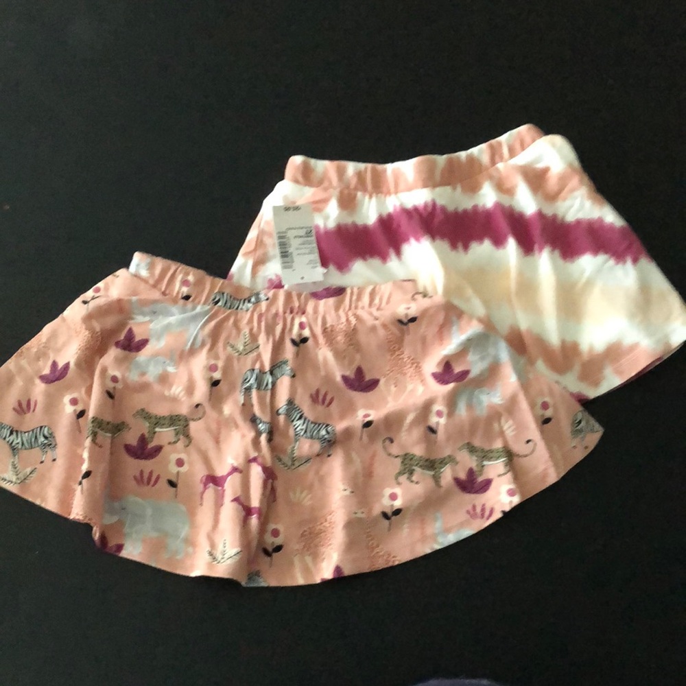 Girl’s pair of 2 - 2T Skorts Tye Dye/ Animal print